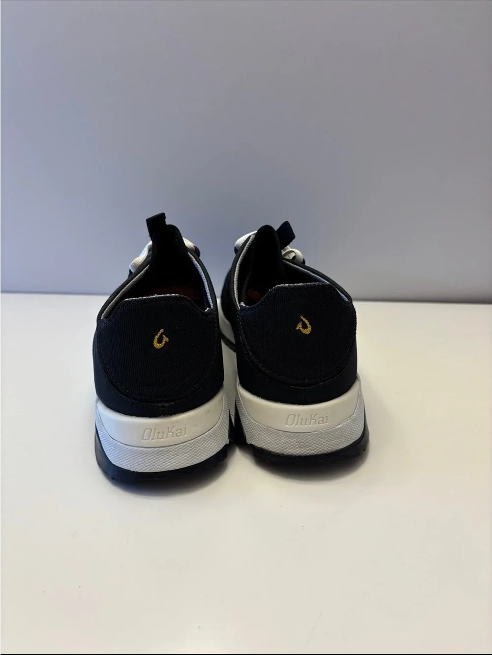 OluKai Huia Sneaker (Women) size 9.5